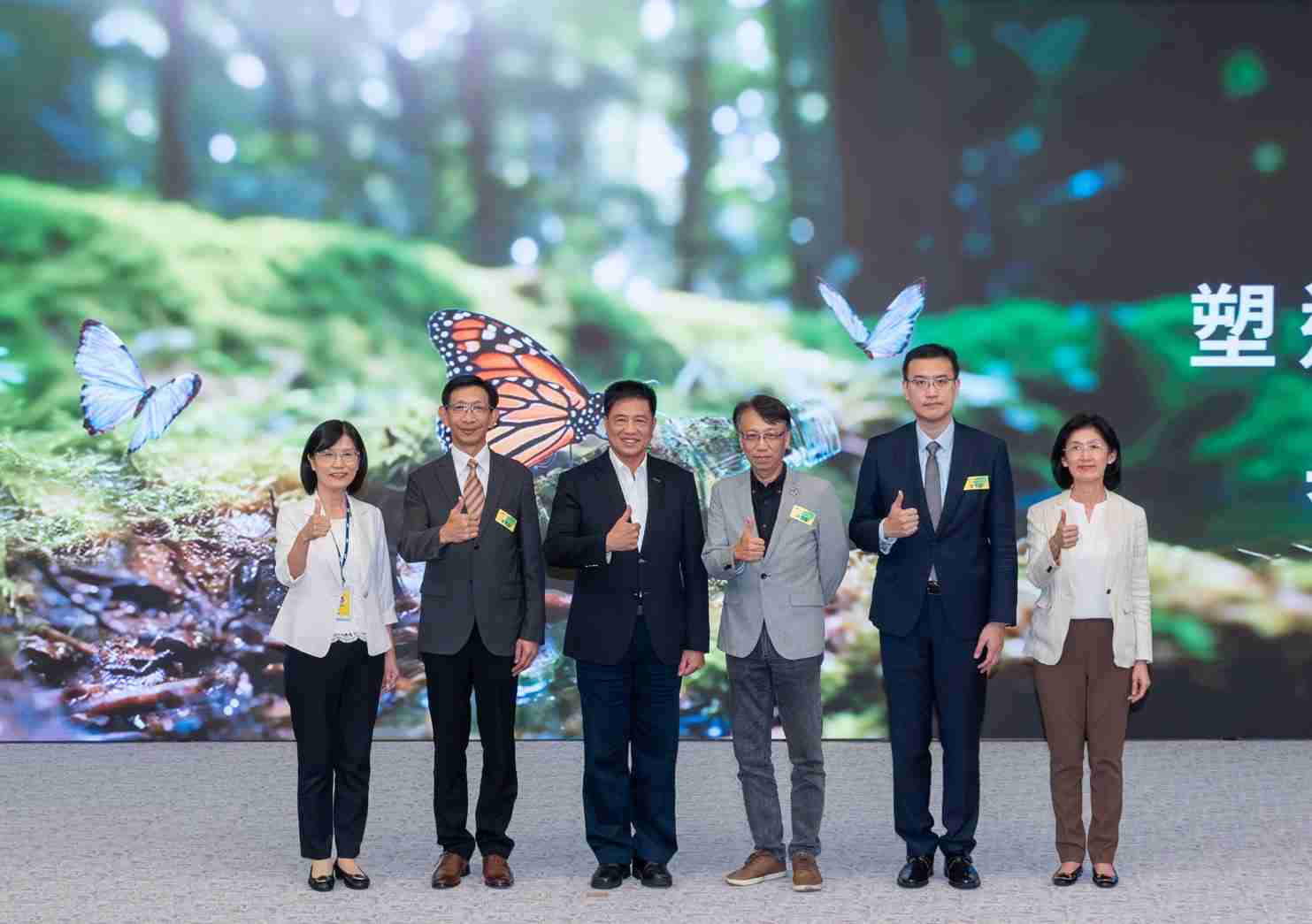 友達2023 CSR共榮大會，，，邀請領域專家分享交流生物多樣性管理趨勢、、、、無塑產品、、海廢永續塑料等議題  （圖左到右：友達光電永續長古秀華、、、3M台灣技術長陳君杰、、、友達光電董事長暨集團策略長彭双浪、、光寶科技企業永續發展處處長陳慶暉、、、、安永聯合會計師事務所執業會計師曾于哲、、、友達光電供應鏈總部副總經理吳宜芳）