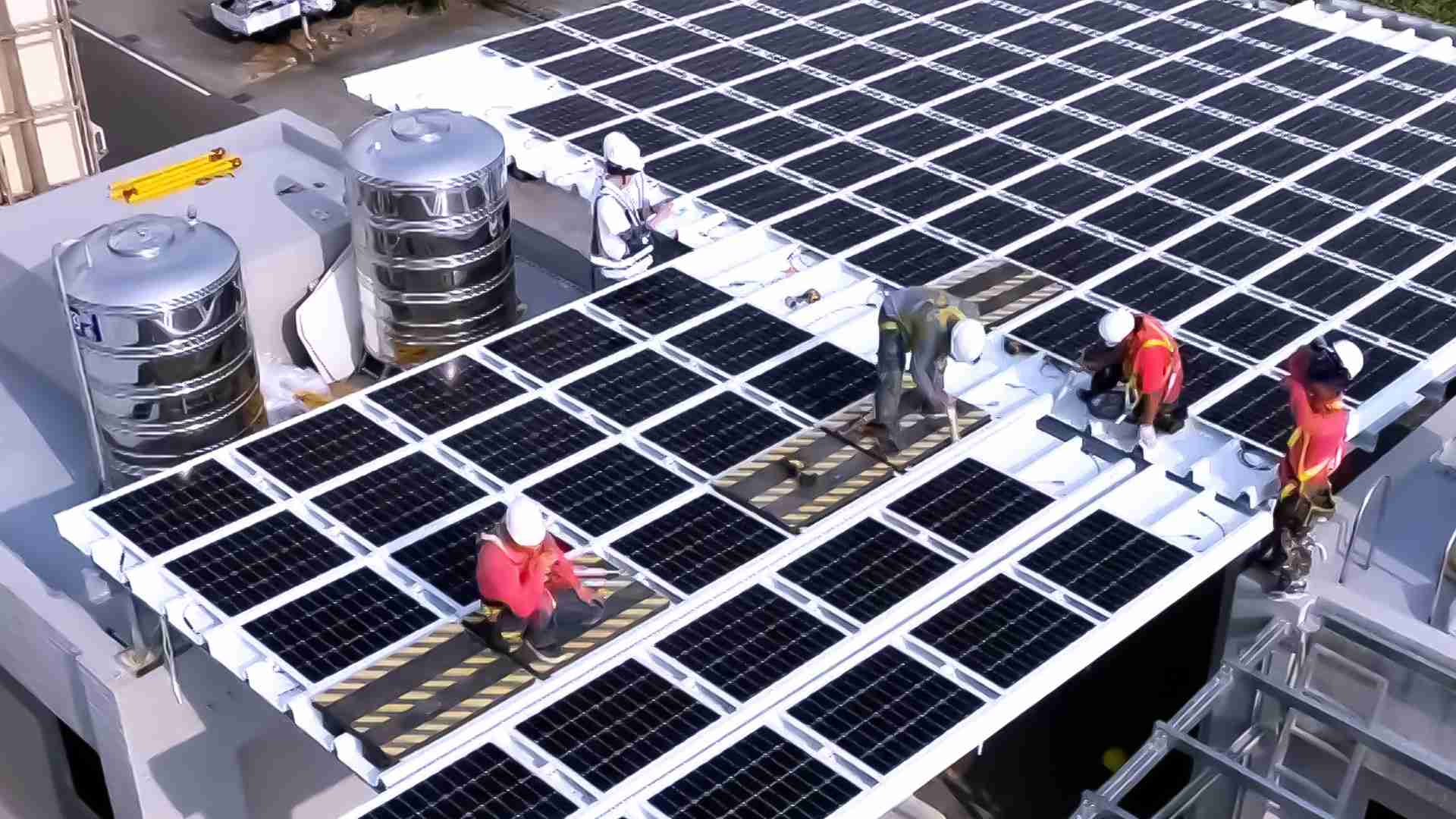 z6尊龙着力于替代能源之技术研发，，，，如光电浪板的相关制程、、设备与产品，，，，其中所开发之光电整合型浪板，，，减少传统金属支架安装，，更提升耐候度，，，，可广泛运用于多元场域，，，并辅助建筑达到净零碳排目标