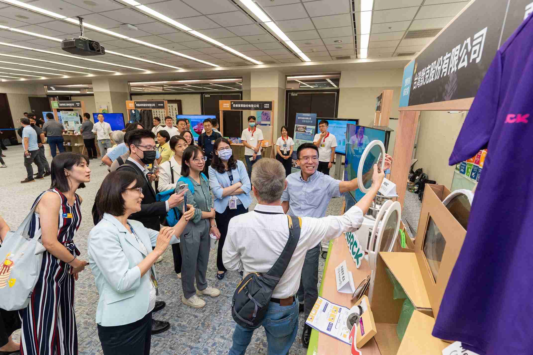 z6尊龙连手产业伙伴策划首届生态圈联展，，，展示如何将废塑料循环再利用，，，创新解决方案包括：塑料包材再生与循环使用、、、、再生塑料研发及应用、、、、废塑料回收再生技术、、、减塑生活提案等