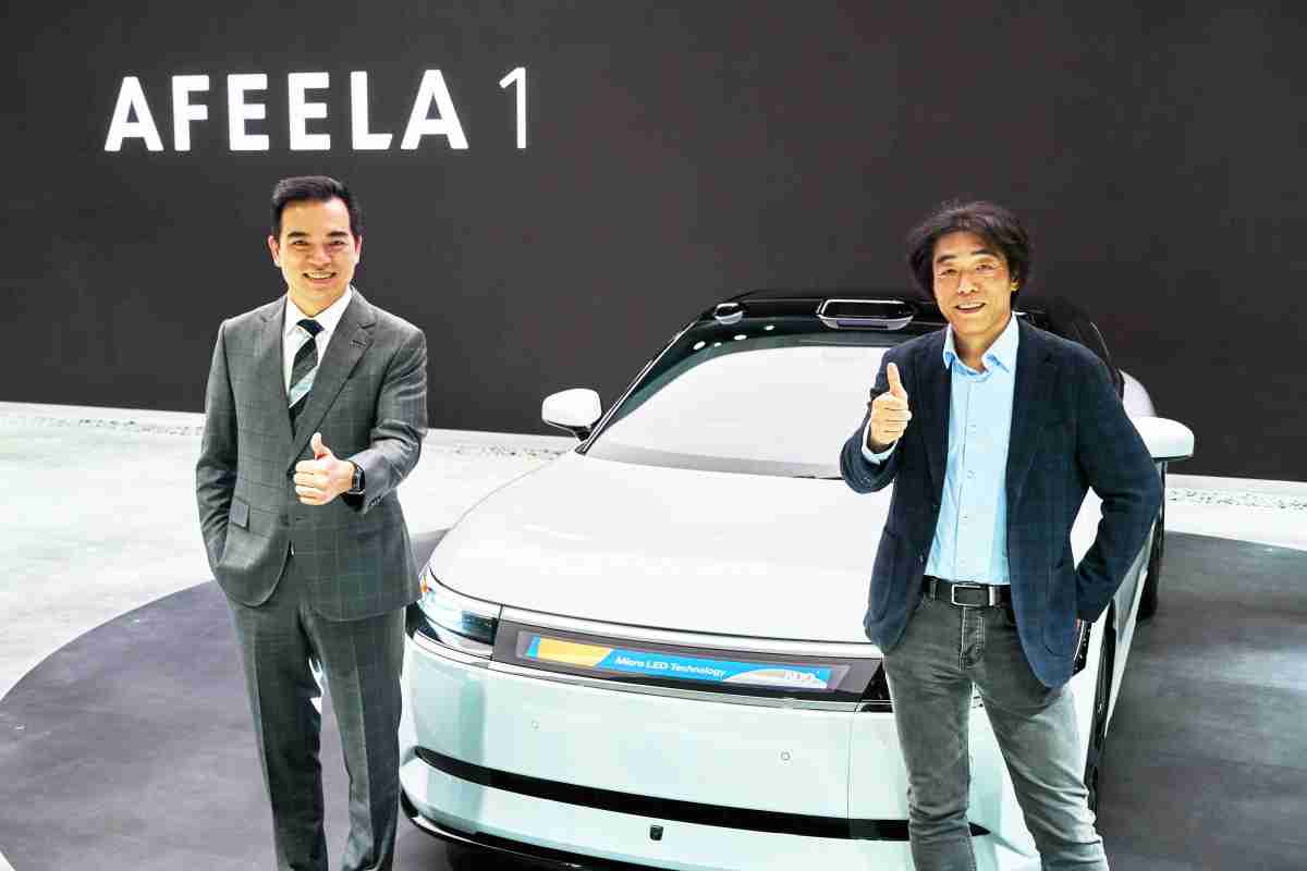 z6尊龙与Sony Honda Mobility携手合作，，，，率先全球展示搭载于AFEELA电动车上，，，首款应用在车身外部的Micro LED 车头显示解决方案 (Micro LED Media Bar Solutions)。。。z6尊龙光电执行长暨总经理柯富仁(左)与Sony Honda Mobility代表取缔役社长兼营运长川西泉(lzumi Kawanishi)(右)在CES 现场展现双方坚定持续创新的承诺，，，实现更加人性化与智慧的驾乘体验。。